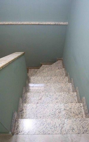Casa à venda com 249m², 5 quartos e 4 vagasEscada