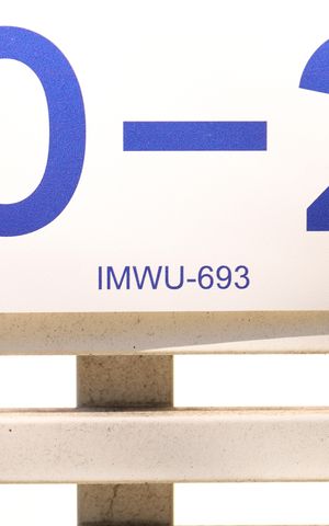 Casa de condomínio para alugar com 68m², 2 quartos e 2 vagasPlaca grande instalada na fachada do condomínio no dia 19.06.2026 - Código da placa IMWU-693