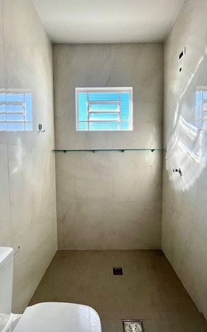 Casa à venda com 190m², 4 quartos e 2 vagas Casa à venda com 190m², 4 quartos e 2 vagasBanheiro da Suíte