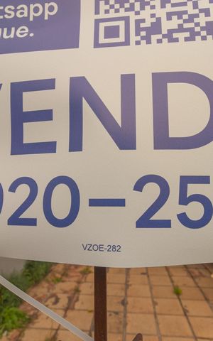Casa à venda com 136m², 2 quartos e 2 vagas Casa à venda com 136m², 2 quartos e 2 vagasplaca