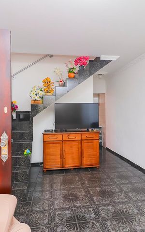 Casa à venda com 160m², 4 quartos e 2 vagasSala