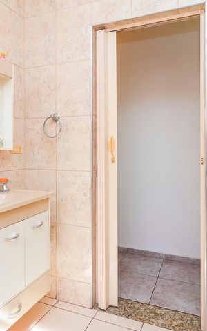Casa à venda com 160m², 4 quartos e 2 vagasBanheiro 1
