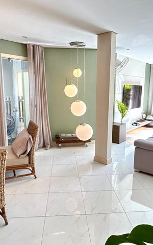 Casa à venda com 190m², 3 quartos e 3 vagas Casa à venda com 190m², 3 quartos e 3 vagasSala