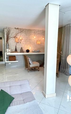 Casa à venda com 190m², 3 quartos e 3 vagas Casa à venda com 190m², 3 quartos e 3 vagasSala