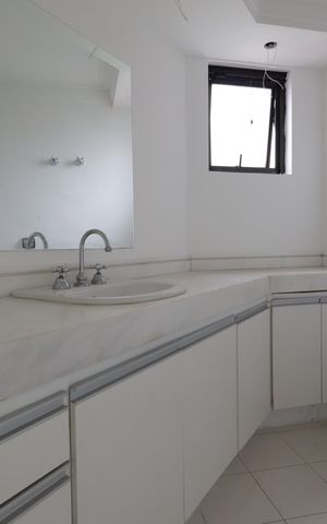 Apartamento à venda com 286m², 4 quartos e 5 vagasBanheiro da Suíte 1