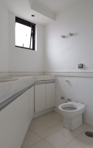 Apartamento à venda com 286m², 4 quartos e 5 vagasBanheiro da Suíte 1