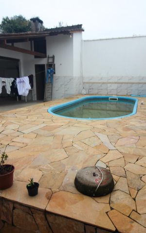Casa à venda com 360m², 3 quartos e 5 vagas Casa à venda com 360m², 3 quartos e 5 vagasPiscina