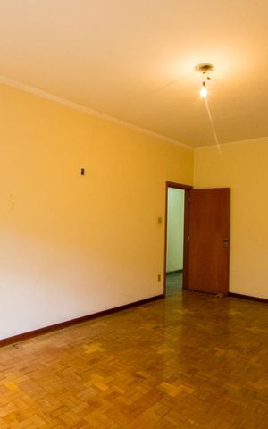 Casa à venda com 360m², 3 quartos e 4 vagas Casa à venda com 360m², 3 quartos e 4 vagasSala