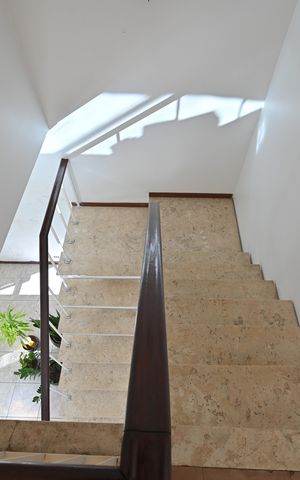 Casa à venda com 260m², 4 quartos e 1 vagaEscadas