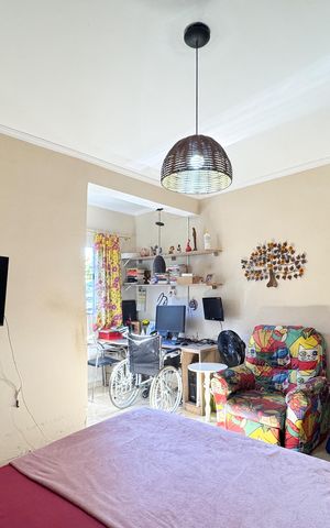 Casa à venda com 700m², 5 quartos e 2 vagas Casa à venda com 700m², 5 quartos e 2 vagasSuíte