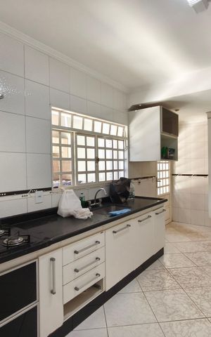 Casa à venda com 251m², 4 quartos e 6 vagas Casa à venda com 251m², 4 quartos e 6 vagasCozinha