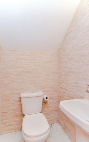 Casa à venda com 180m², 2 quartos e 1 vagaLavabo