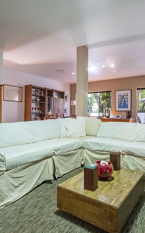 Casa à venda com 300m², 4 quartos e 3 vagas Casa à venda com 300m², 4 quartos e 3 vagasSala