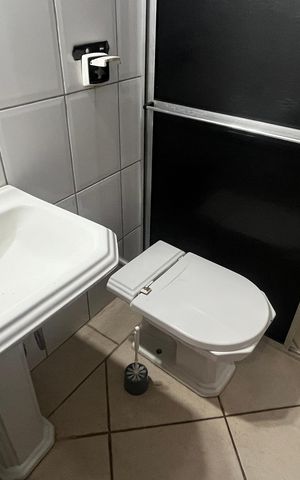 Casa à venda com 222m², 2 quartos e 3 vagas Casa à venda com 222m², 2 quartos e 3 vagasBanheiro social
