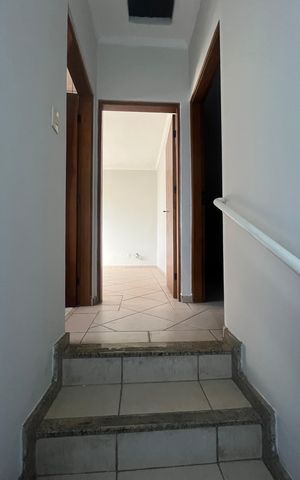 Casa à venda com 222m², 2 quartos e 3 vagas Casa à venda com 222m², 2 quartos e 3 vagasCorredor