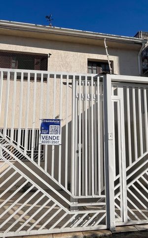 Casa à venda com 222m², 2 quartos e 3 vagas Casa à venda com 222m², 2 quartos e 3 vagasFachada