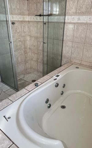 Casa à venda com 222m², 2 quartos e 3 vagas Casa à venda com 222m², 2 quartos e 3 vagasBanheiro da Suíte