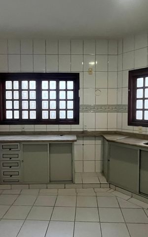 Casa à venda com 222m², 2 quartos e 3 vagas Casa à venda com 222m², 2 quartos e 3 vagasCozinha
