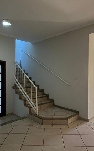 Casa à venda com 222m², 2 quartos e 3 vagas Casa à venda com 222m², 2 quartos e 3 vagasSala