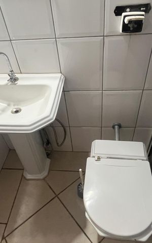Casa à venda com 222m², 2 quartos e 3 vagas Casa à venda com 222m², 2 quartos e 3 vagasBanheiro social