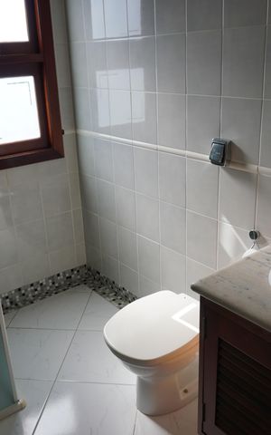 Casa de condomínio para alugar com 620m², 4 quartos e 6 vagasBanheiro da Suíte 1