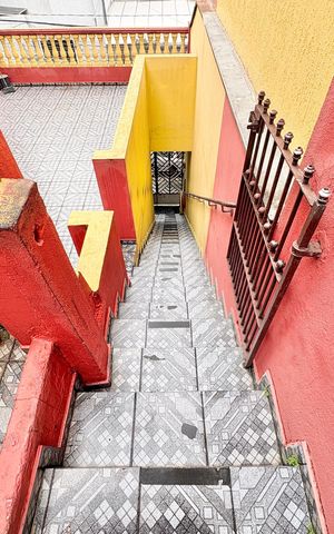 Casa à venda com 125m², 1 quarto e 1 vaga Casa à venda com 125m², 1 quarto e 1 vagaEscada de entrada