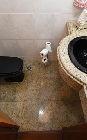 Casa de condomínio à venda com 200m², 4 quartos e 2 vagasLavabo