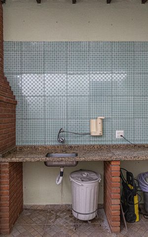 Casa à venda com 300m², 3 quartos e 2 vagas Casa à venda com 300m², 3 quartos e 2 vagasÁrea de Serviço e Churrasqueira
