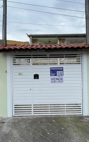 Casa à venda com 300m², 3 quartos e 2 vagas Casa à venda com 300m², 3 quartos e 2 vagasFachada + Placa