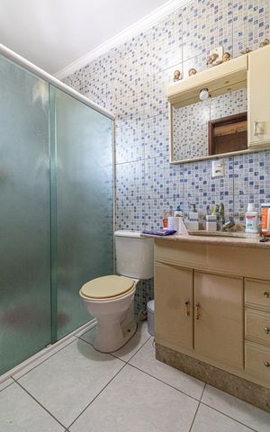 Casa à venda com 300m², 3 quartos e 2 vagas Casa à venda com 300m², 3 quartos e 2 vagasBanheiro Suíte