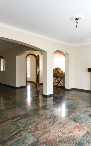 Casa à venda com 280m², 3 quartos e 6 vagas Casa à venda com 280m², 3 quartos e 6 vagasSala