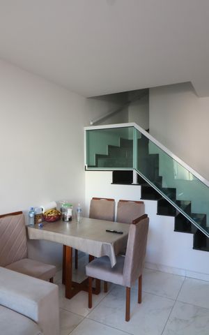 Casa à venda com 75m², 2 quartos e 2 vagasSala