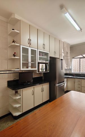 Casa à venda com 132m², 2 quartos e 2 vagas Casa à venda com 132m², 2 quartos e 2 vagasCozinha