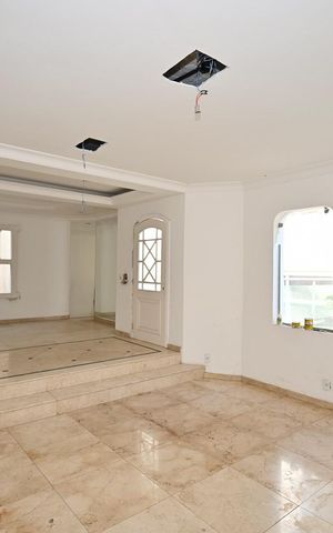 Casa à venda com 395m², 4 quartos e 5 vagasSala