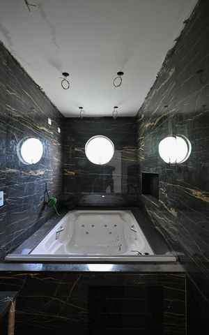 Casa à venda com 395m², 4 quartos e 5 vagasBanheiro Suíte 2