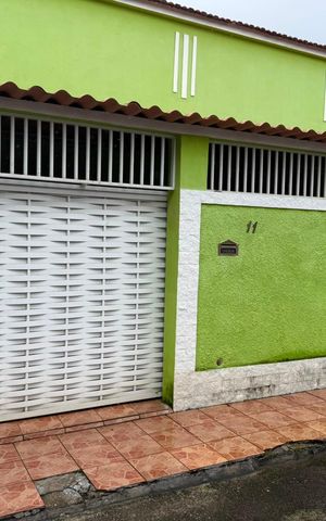 Casa à venda com 200m², 2 quartos e 1 vaga Casa à venda com 200m², 2 quartos e 1 vagaFachada
