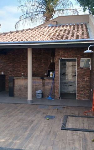 Casa à venda com 250m², 2 quartos e 4 vagas Casa à venda com 250m², 2 quartos e 4 vagasÁrea externa