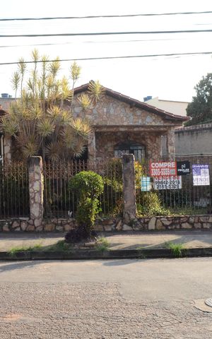 Casa à venda com 428m², 3 quartos e 3 vagasFachada