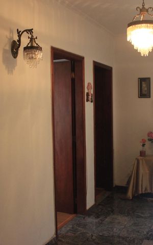 Casa à venda com 420m², 4 quartos e 4 vagasCorredor dos quartos