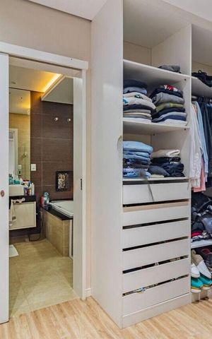 Casa de condomínio para alugar com 290m², 3 quartos e 4 vagas Casa de condomínio para alugar com 290m², 3 quartos e 4 vagasCloset