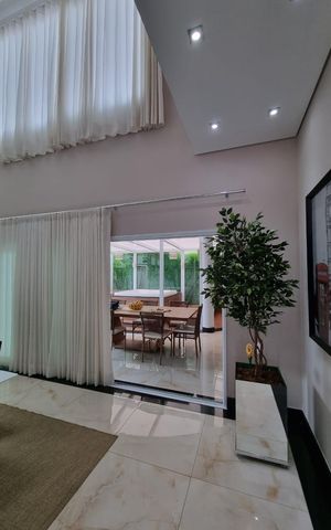 Casa de condomínio para alugar com 400m², 4 quartos e 4 vagas Casa de condomínio para alugar com 400m², 4 quartos e 4 vagasSala de jantar