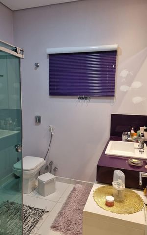 Casa de condomínio para alugar com 400m², 4 quartos e 4 vagas Casa de condomínio para alugar com 400m², 4 quartos e 4 vagasBanheiro da suíte