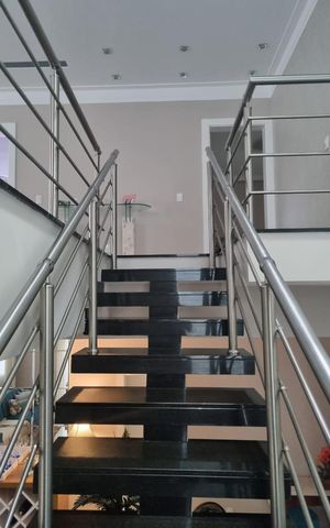 Casa de condomínio para alugar com 400m², 4 quartos e 4 vagas Casa de condomínio para alugar com 400m², 4 quartos e 4 vagasEscadas
