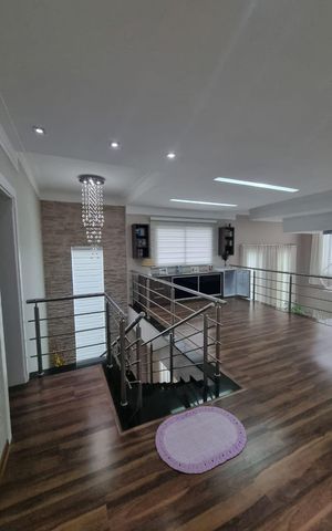 Casa de condomínio para alugar com 400m², 4 quartos e 4 vagas Casa de condomínio para alugar com 400m², 4 quartos e 4 vagasEscadas