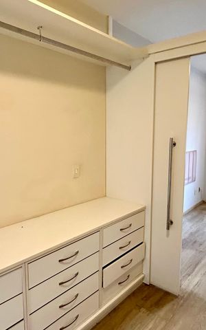 Casa de condomínio à venda com 120m², 2 quartos e 2 vagas Casa de condomínio à venda com 120m², 2 quartos e 2 vagasCloset da suíte