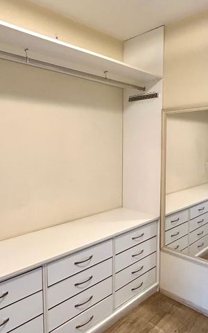 Casa de condomínio à venda com 120m², 2 quartos e 2 vagas Casa de condomínio à venda com 120m², 2 quartos e 2 vagasCloset da suíte