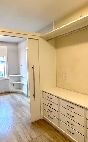 Casa de condomínio à venda com 120m², 2 quartos e 2 vagas Casa de condomínio à venda com 120m², 2 quartos e 2 vagasCloset da suíte