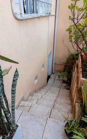 Casa à venda com 161m², 4 quartos e 1 vagaVaranda e Quintal Frontal - Escada
