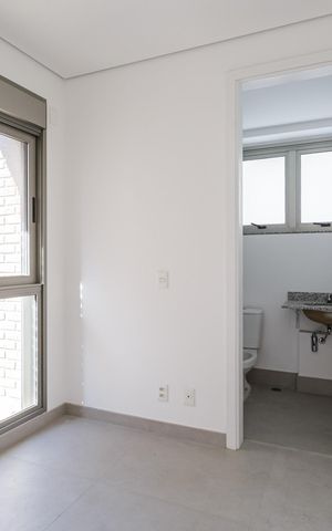 Apartamento à venda com 335m², 4 quartos e 4 vagas Apartamento à venda com 335m², 4 quartos e 4 vagasQuarto de Serviço