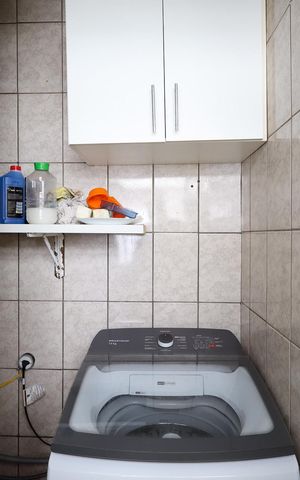 Casa à venda com 300m², 3 quartos e 2 vagas Casa à venda com 300m², 3 quartos e 2 vagas Área de Serviço